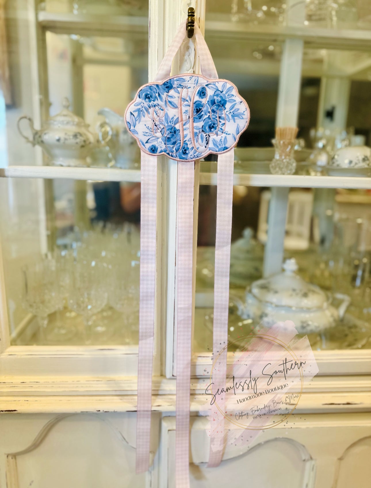 Embroidered Bow Holder